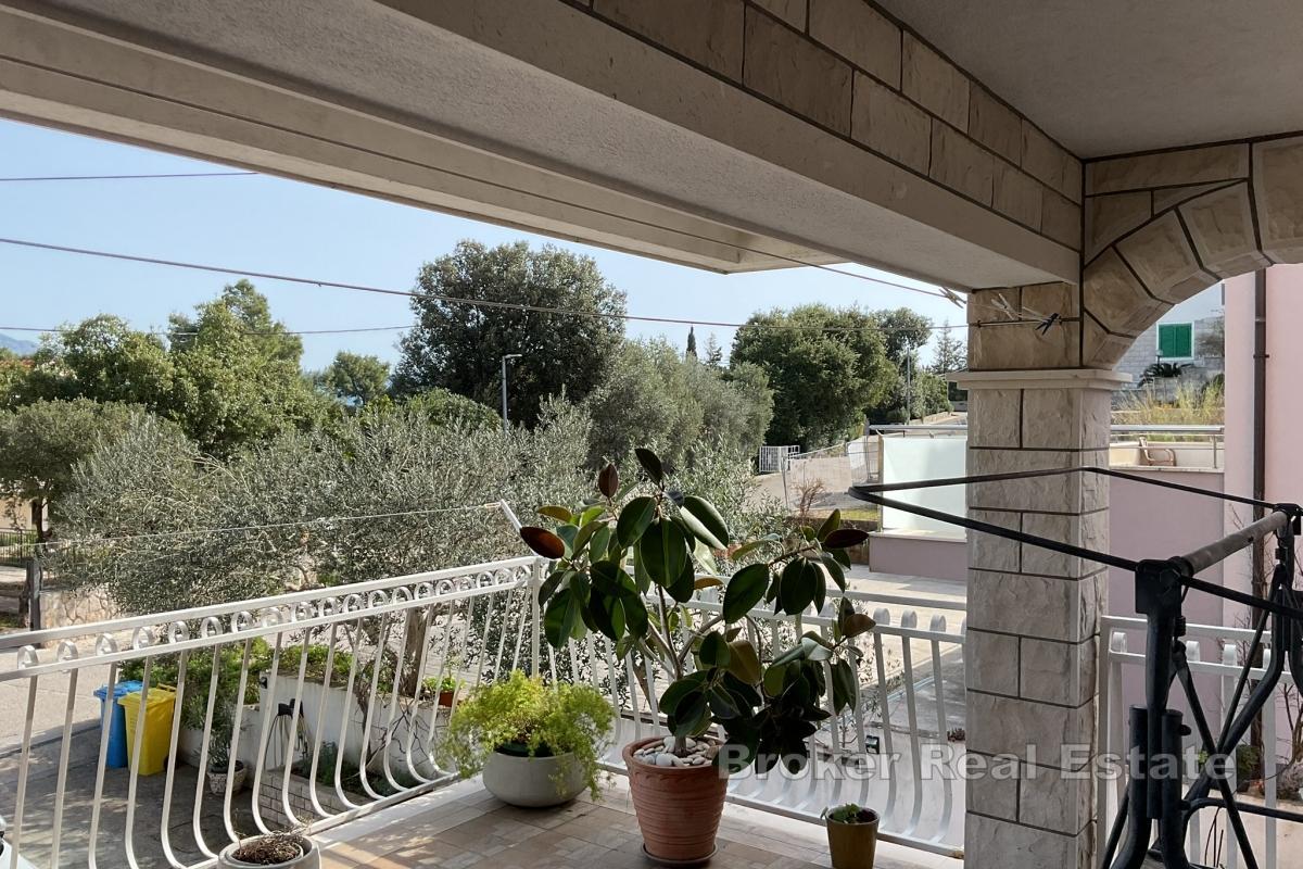 Kamienny dom w zabudowie bliźniaczej na wyspie Korčula z pięknym widokiem na morze