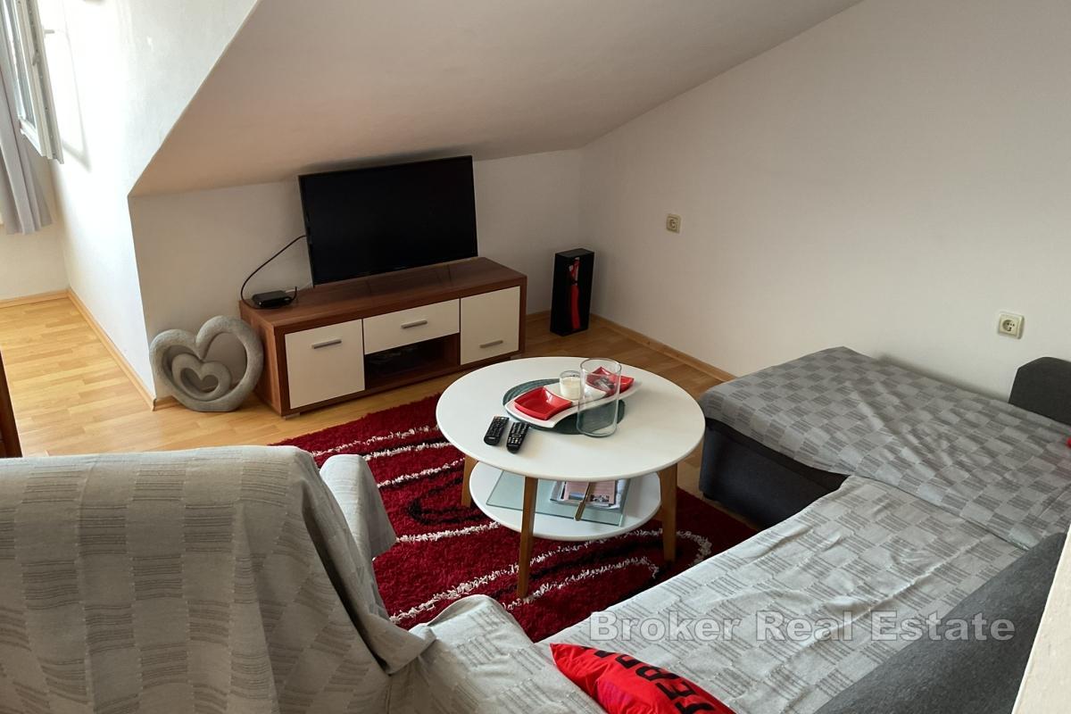 Kamienny dom w zabudowie bliźniaczej na wyspie Korčula z pięknym widokiem na morze