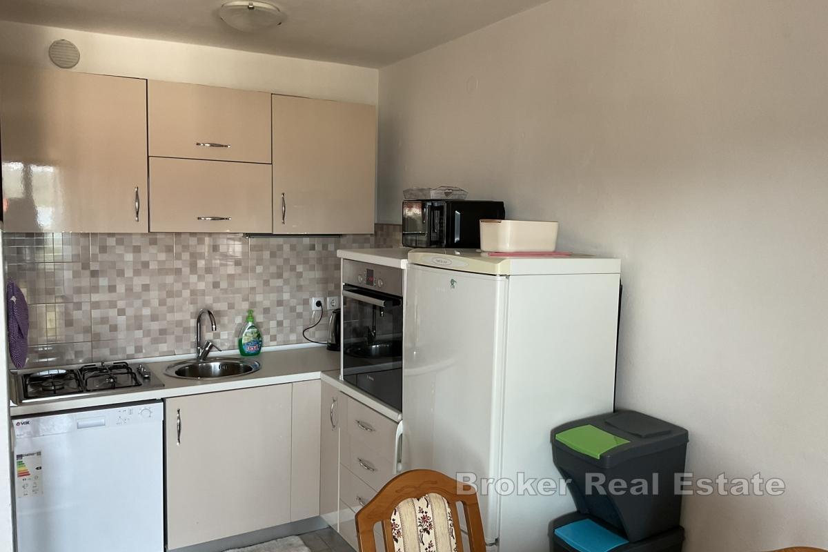 Kamienny dom w zabudowie bliźniaczej na wyspie Korčula z pięknym widokiem na morze