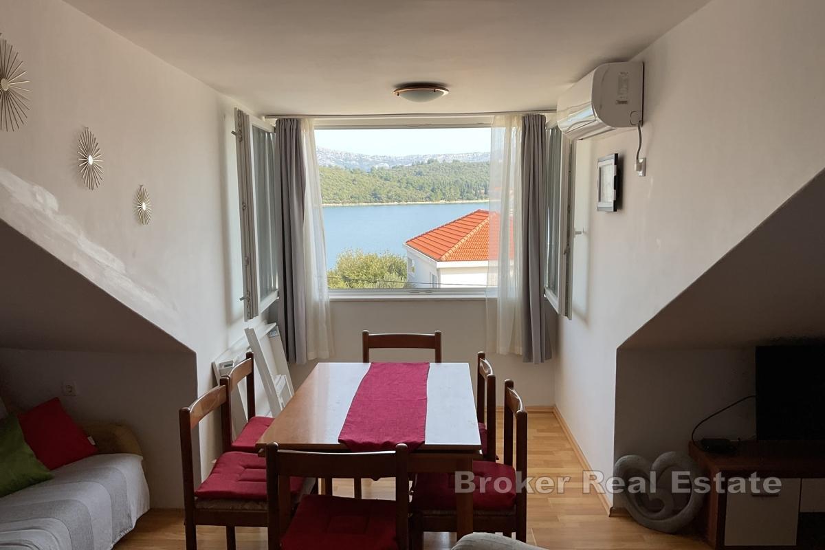 Maison mitoyenne en pierre sur l'île de Korčula avec une belle vue sur la mer