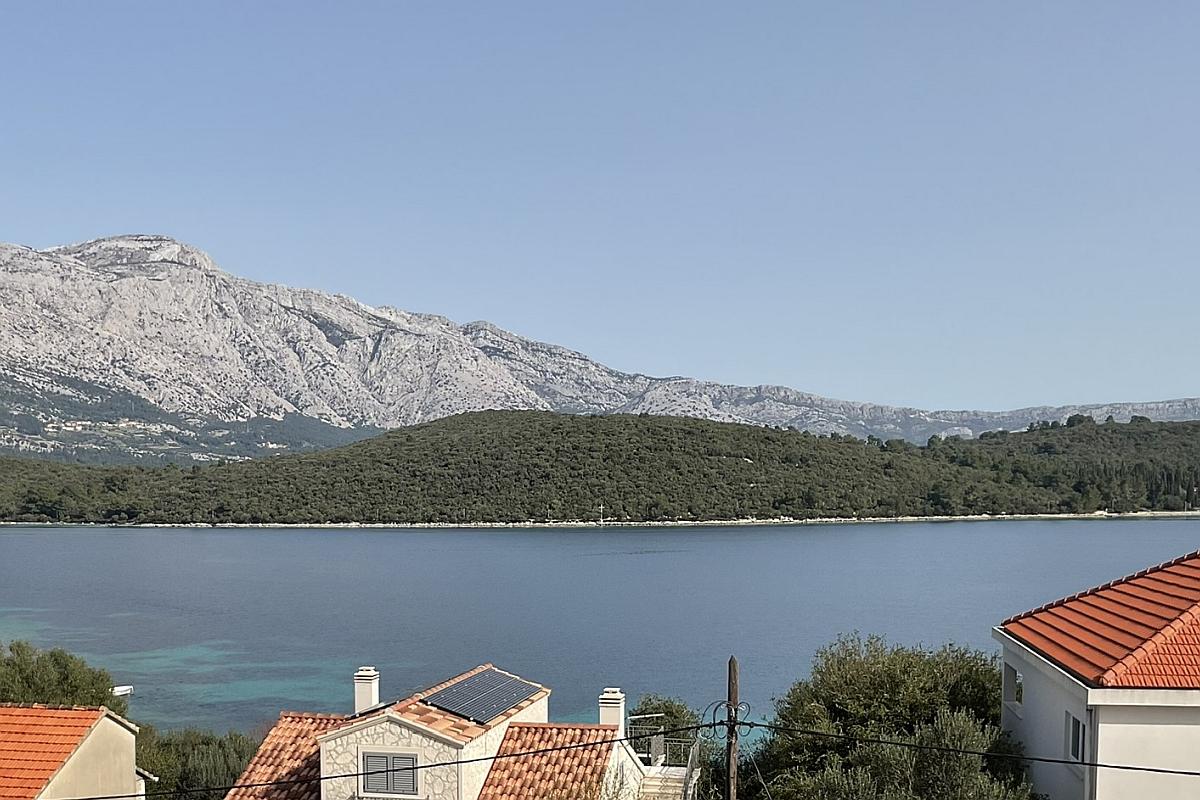 Kamienny dom w zabudowie bliźniaczej na wyspie Korčula z pięknym widokiem na morze