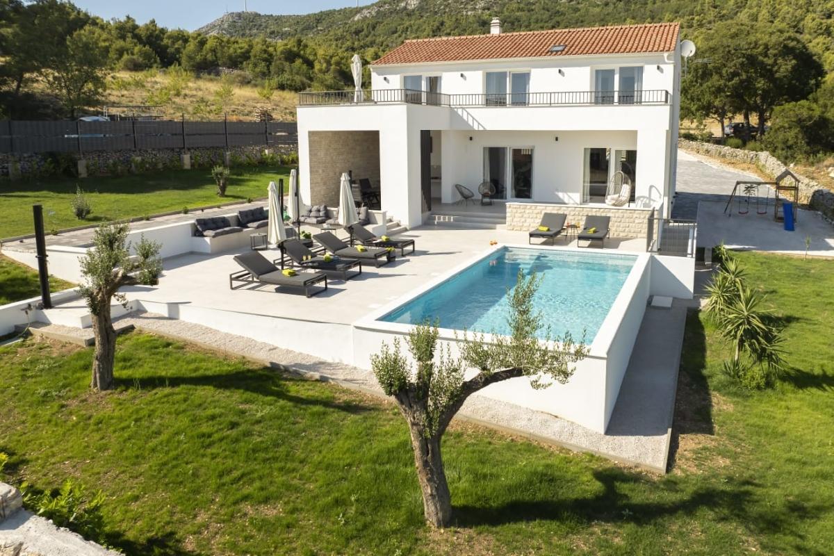 001-2052-09-Sibenik-Modern-villa-with-pool-for-sale