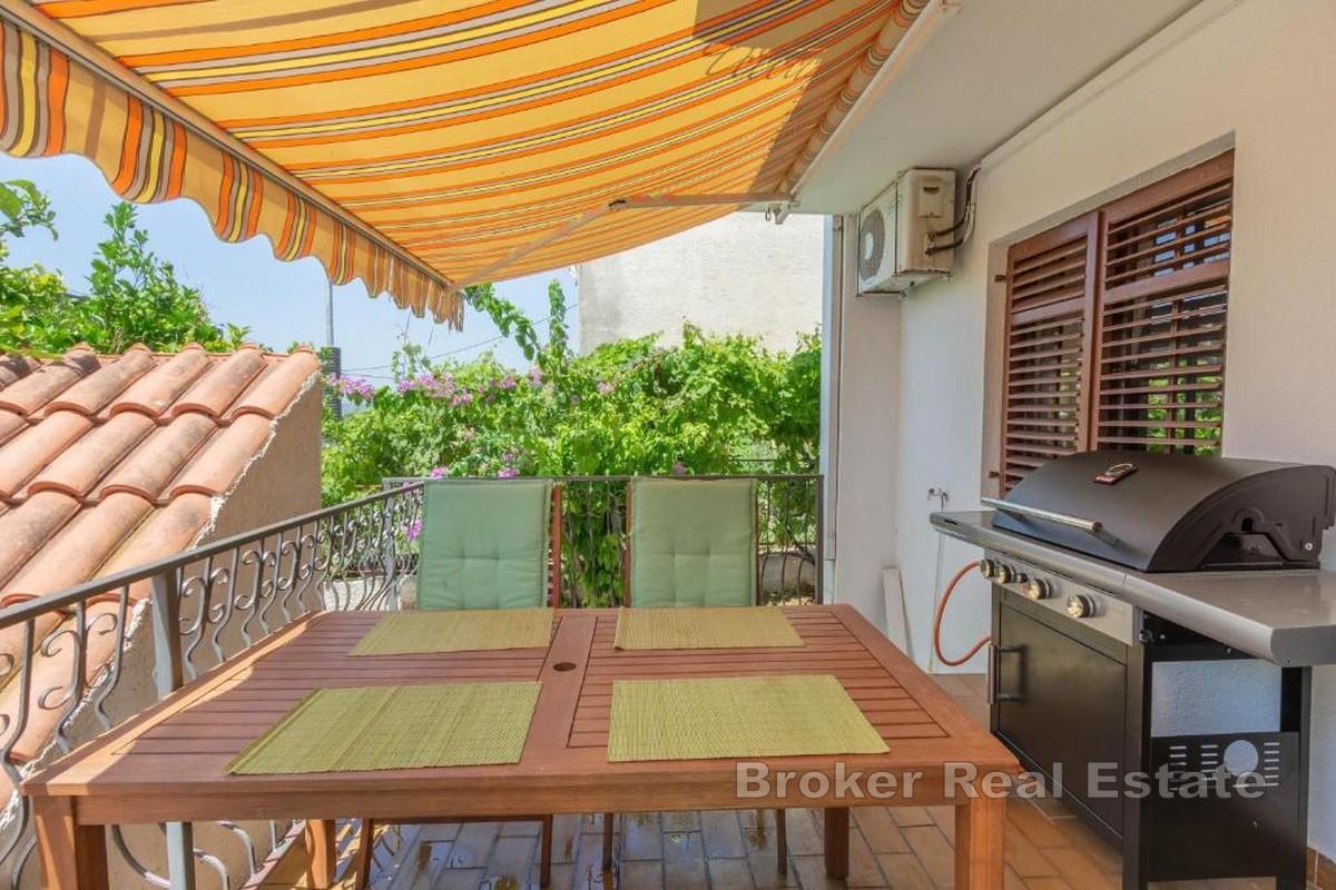 Zwei-Zimmer-Wohnung mit Garten- und Meerblick