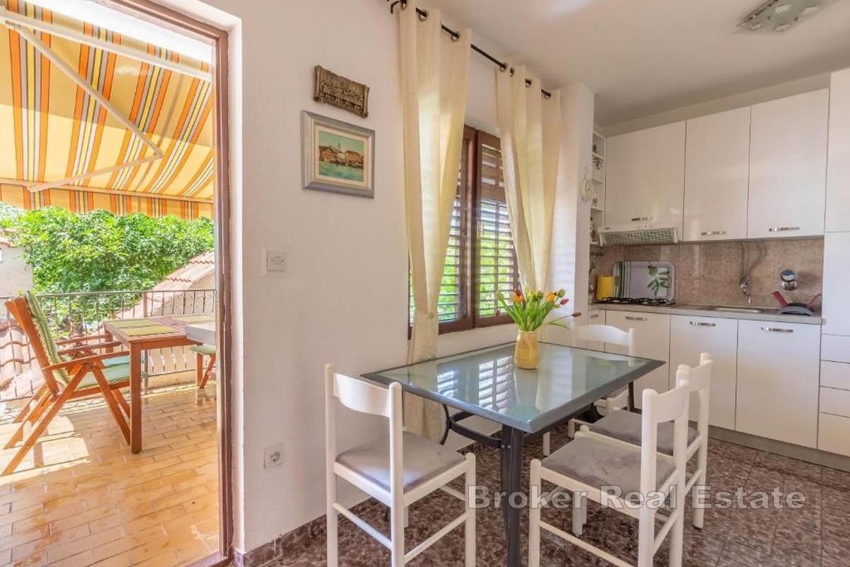 Zwei-Zimmer-Wohnung mit Garten- und Meerblick