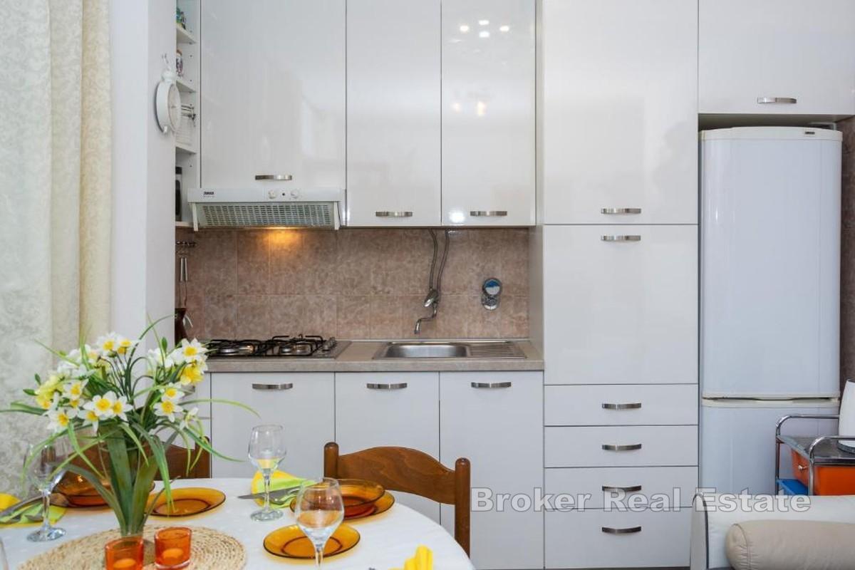 Zwei-Zimmer-Wohnung mit Garten- und Meerblick