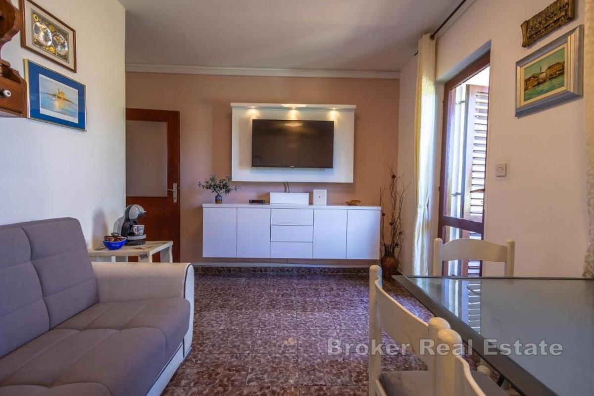 Zwei-Zimmer-Wohnung mit Garten- und Meerblick