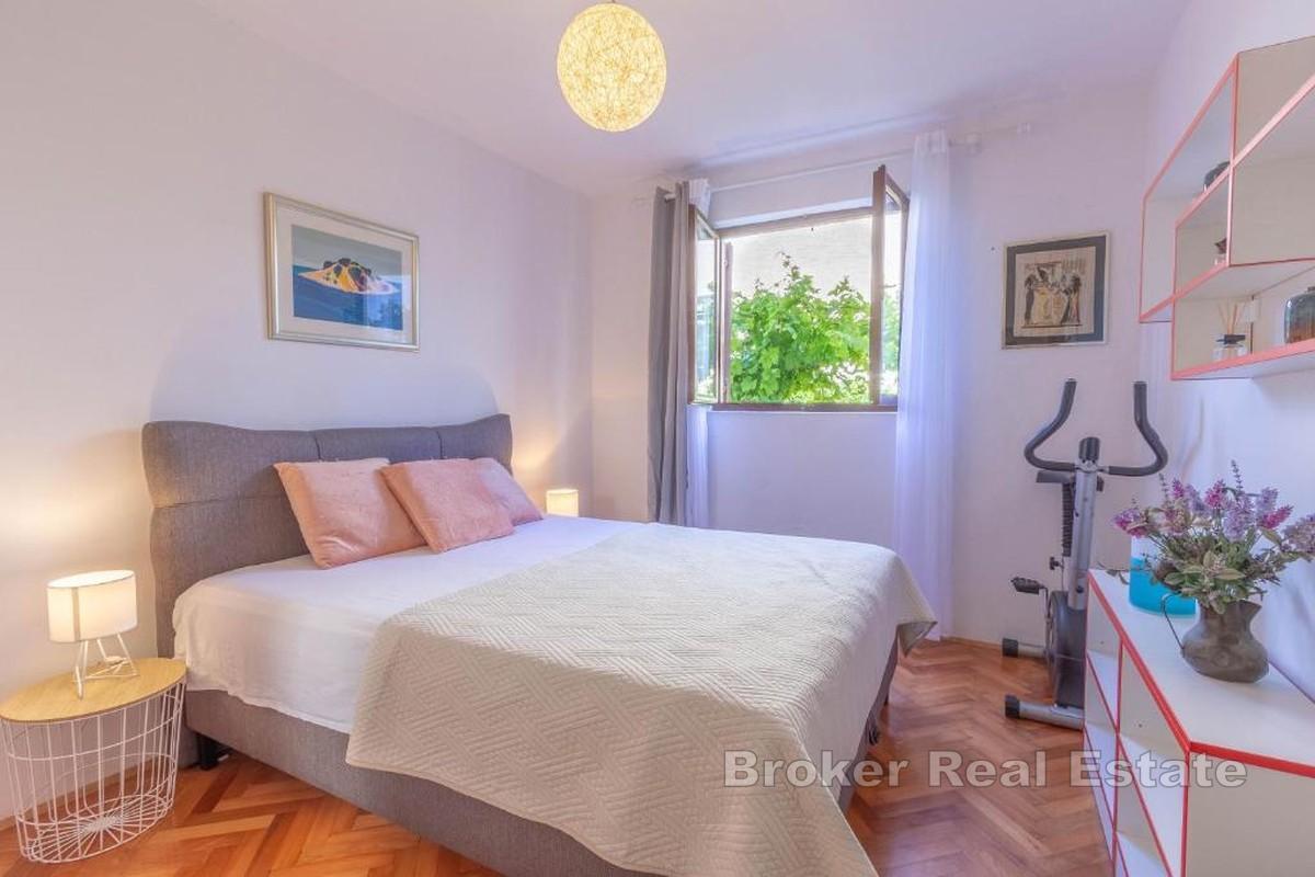 Zwei-Zimmer-Wohnung mit Garten- und Meerblick