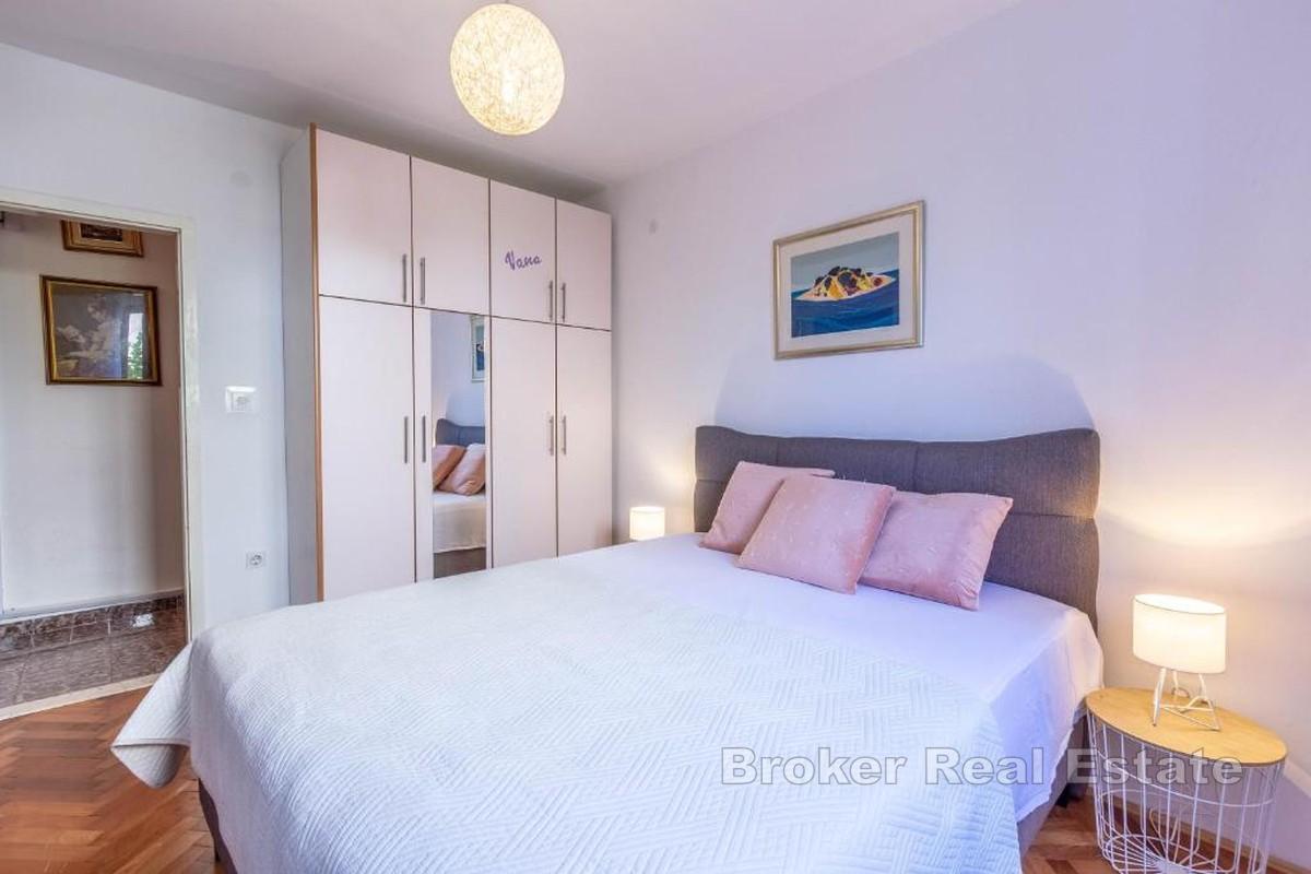 Zwei-Zimmer-Wohnung mit Garten- und Meerblick