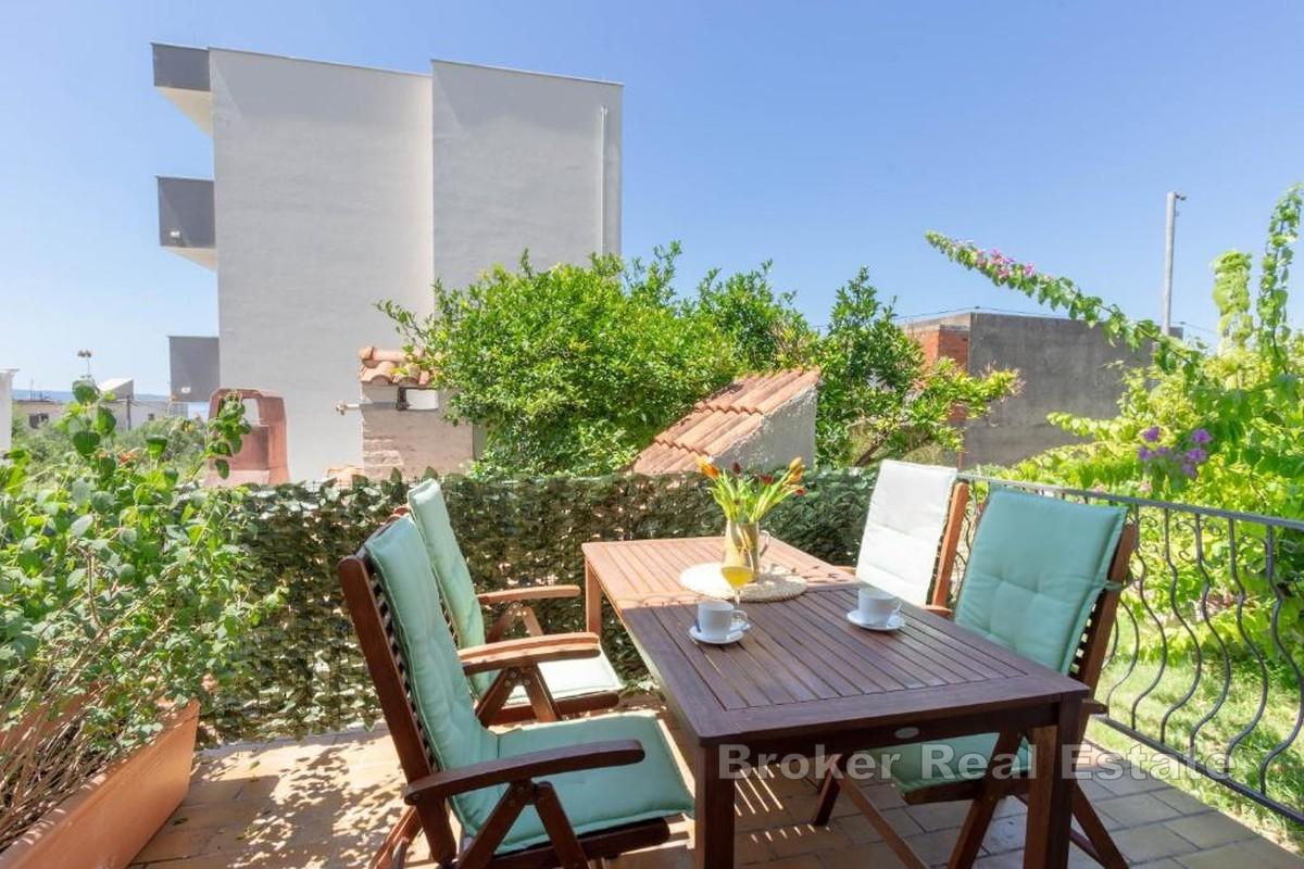 Zwei-Zimmer-Wohnung mit Garten- und Meerblick