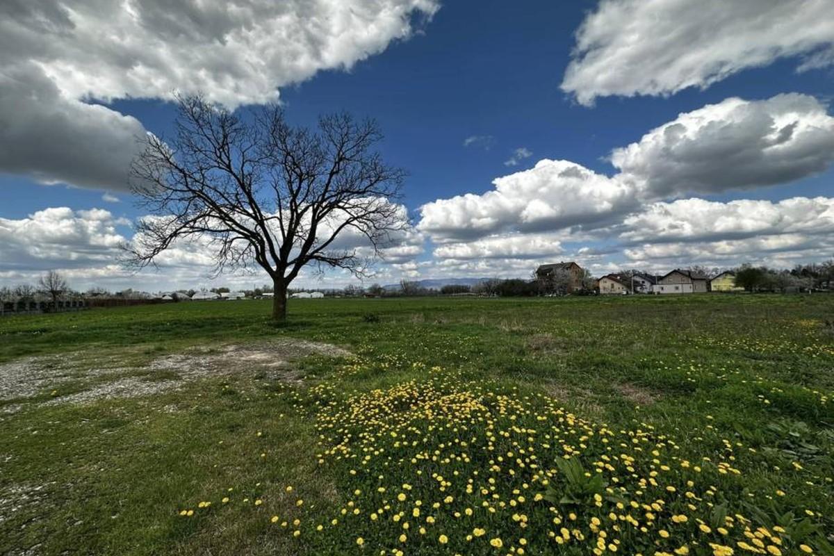 Terrain en emplacement de premier ordre