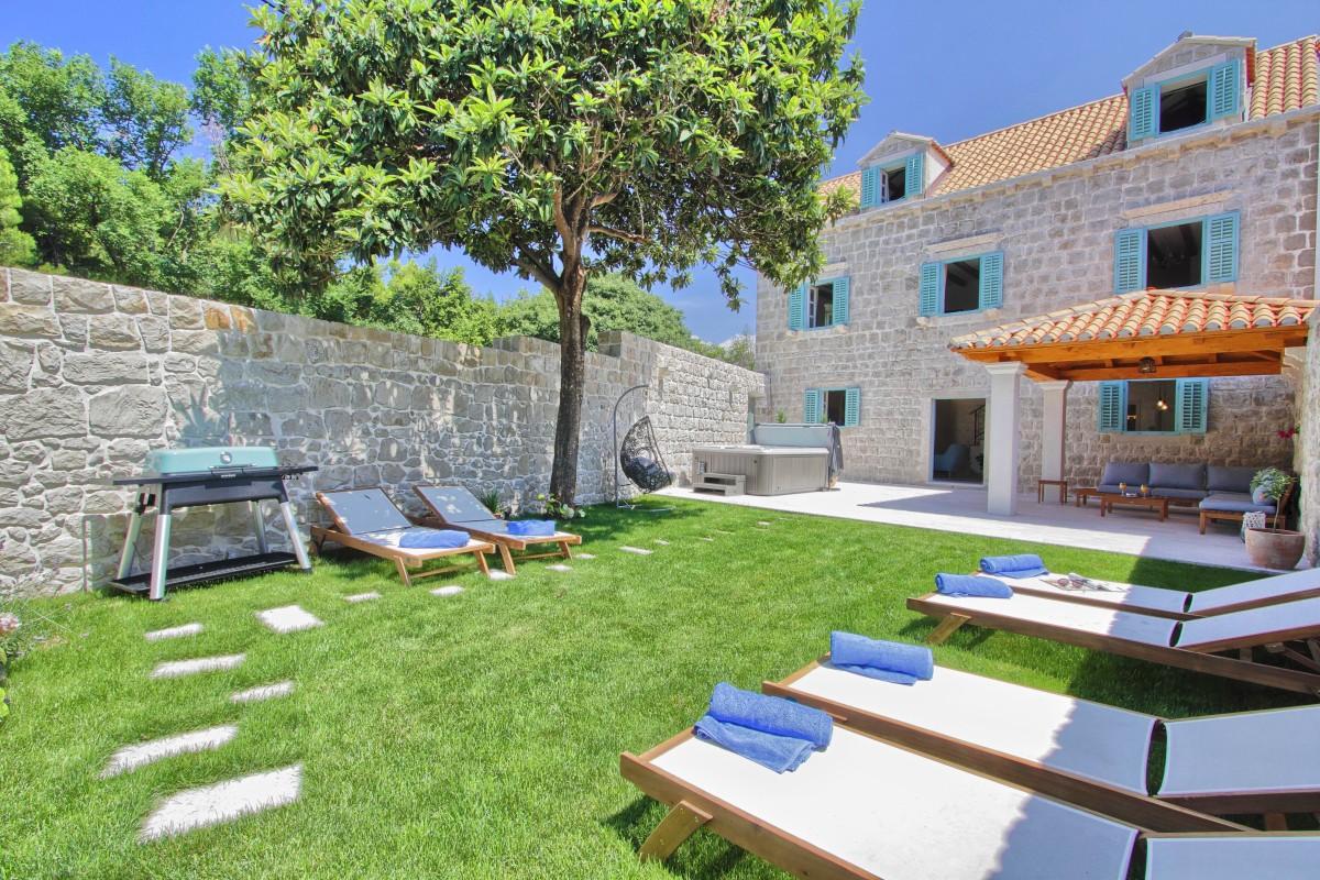 001-2052-111-Cavtat-luxury-stone-villa-in-the-heart-of-the-old-town-for-sale