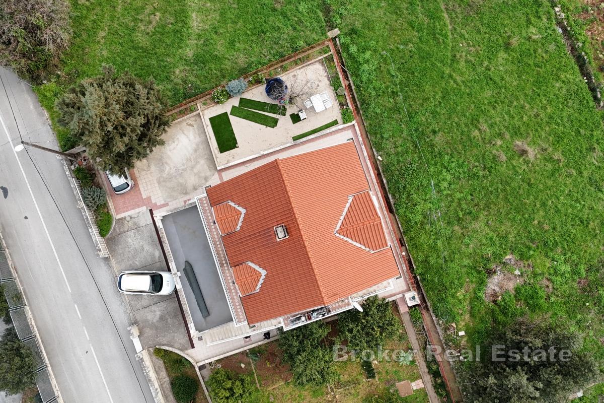 Ampia casa con spazio commerciale, appartamenti e giardino