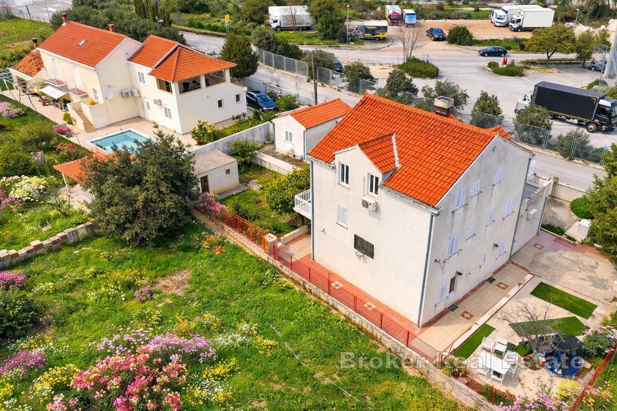 Ampia casa con spazio commerciale, appartamenti e giardino