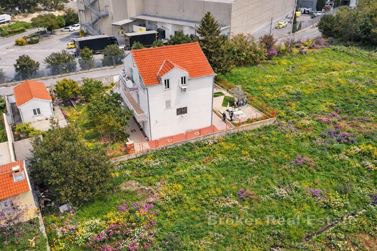 Ampia casa con spazio commerciale, appartamenti e giardino