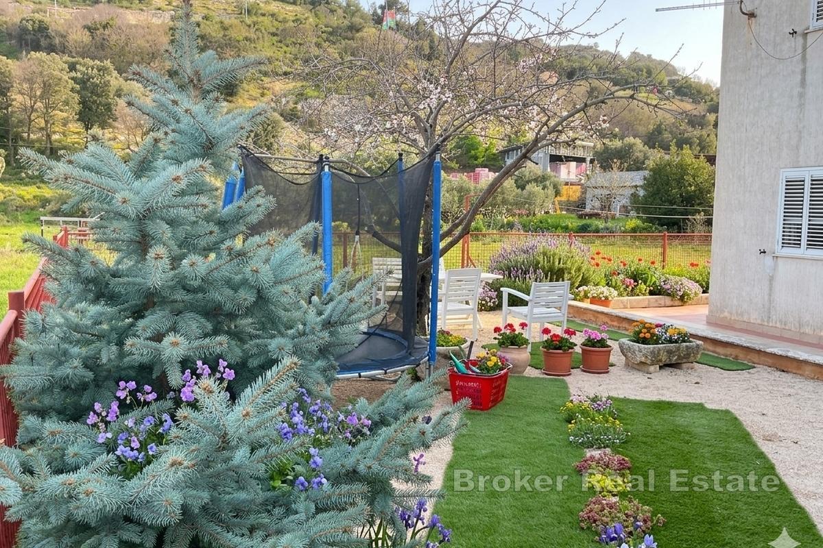 Ampia casa con spazio commerciale, appartamenti e giardino