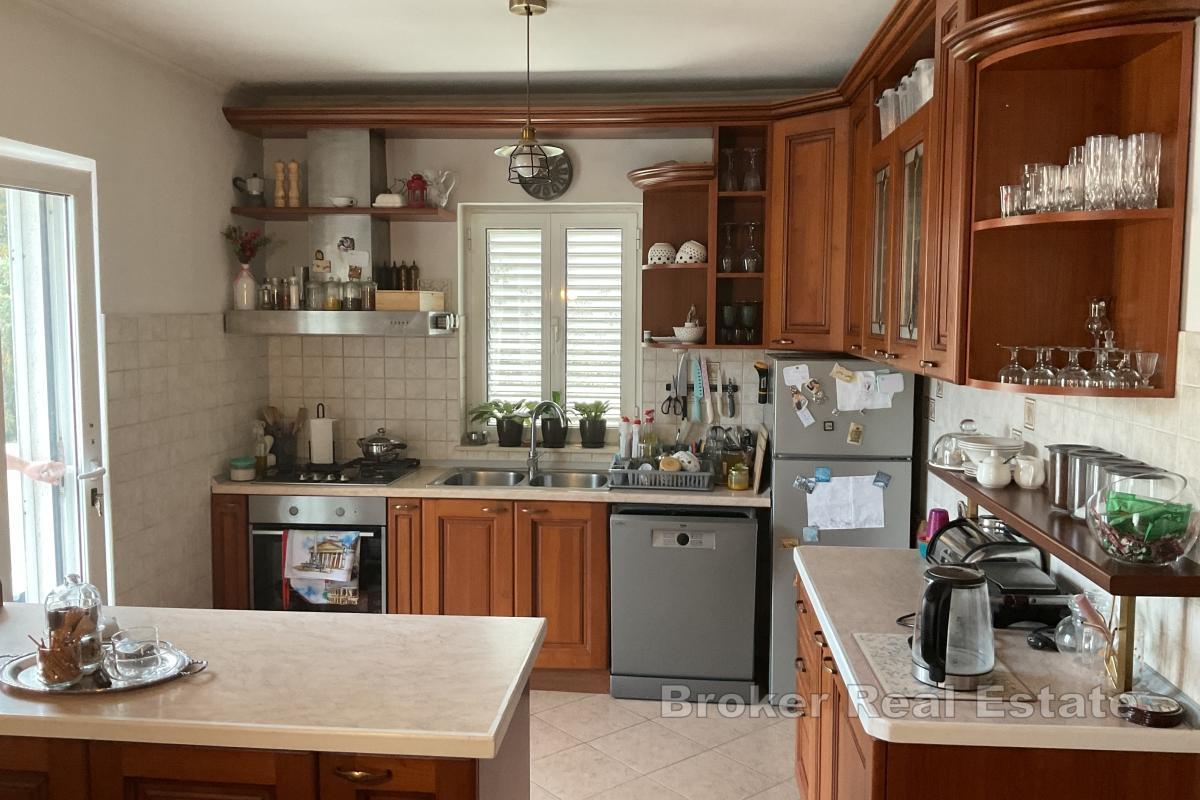 Ampia casa con spazio commerciale, appartamenti e giardino