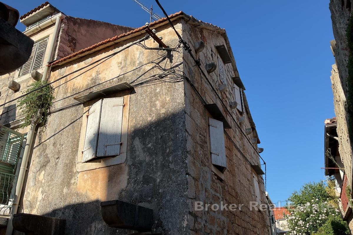 Kamena kuća u staroj jezgri Milne
