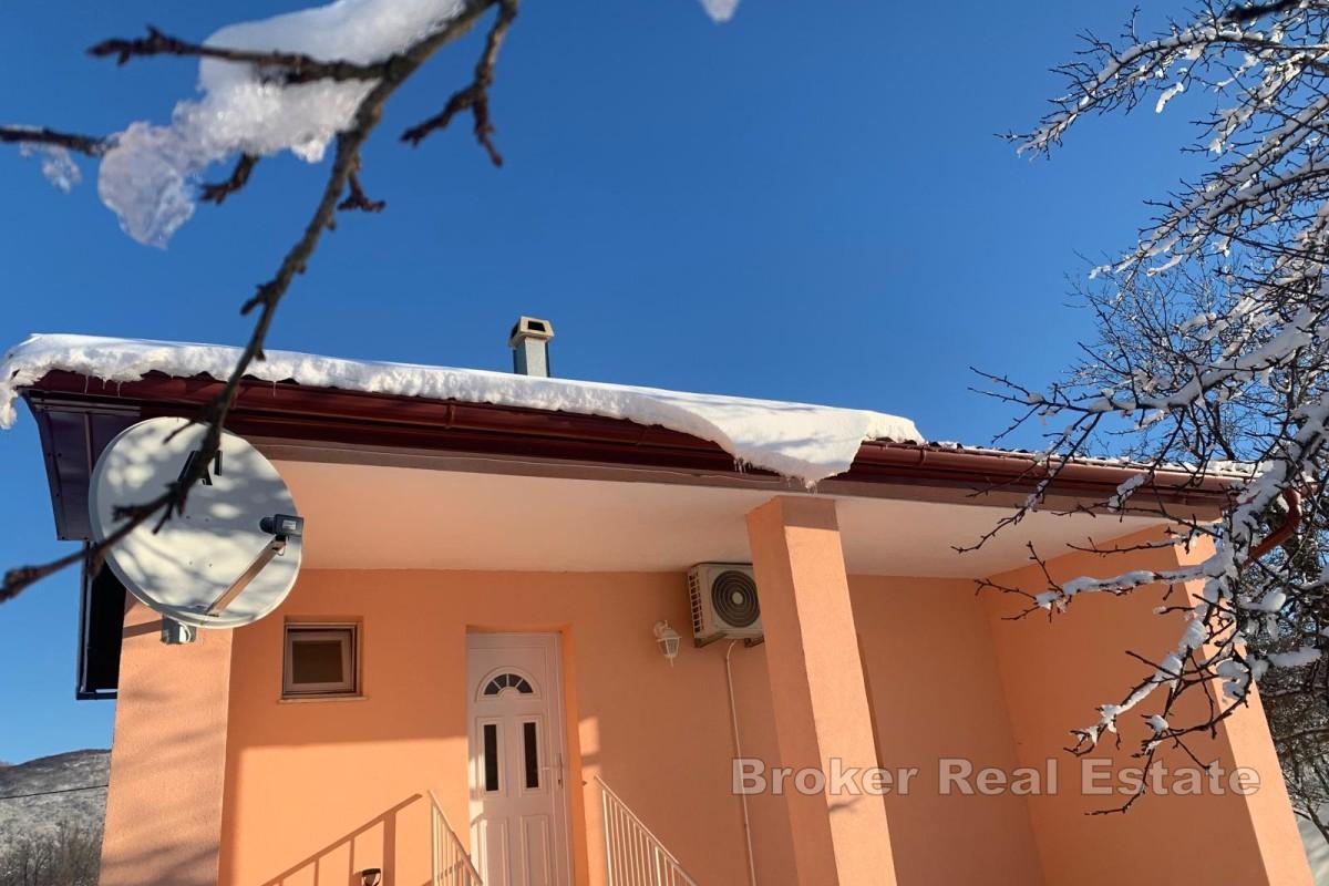 Kuća u prirodi s velikom okućnicom