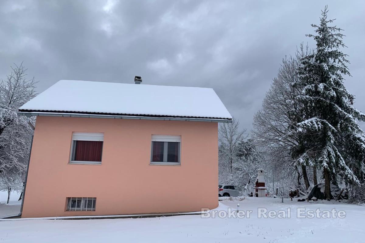 Kuća u prirodi s velikom okućnicom