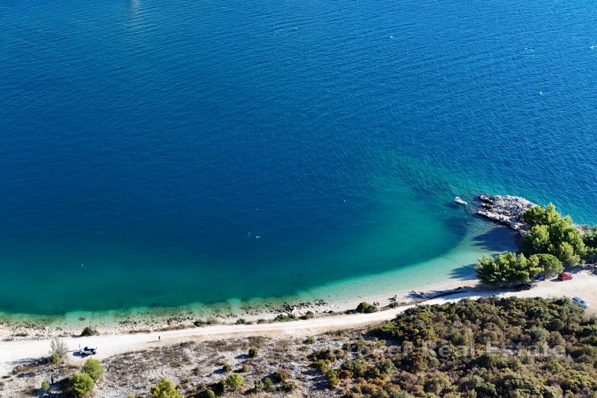 Terreno costiero con vista sul ponte di Pelješac