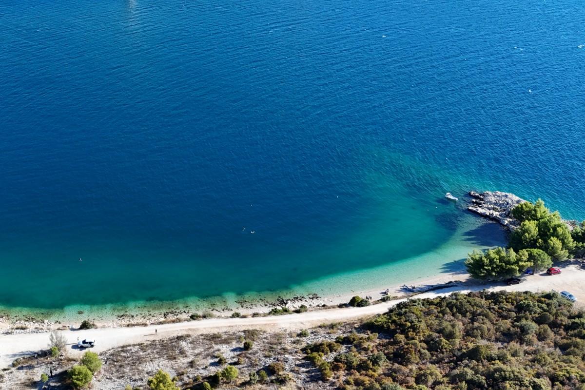 Terreno costiero con vista sul ponte di Pelješac