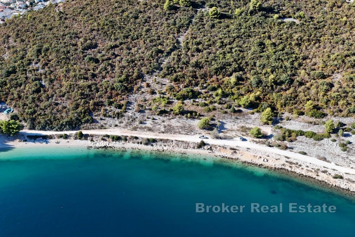 Terreno costiero con vista sul ponte di Pelješac