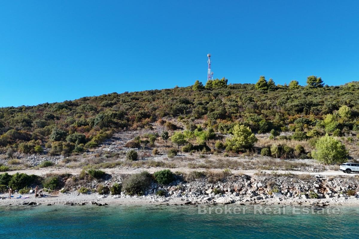Terreno costiero con vista sul ponte di Pelješac