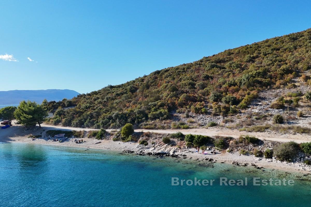 Terreno costiero con vista sul ponte di Pelješac