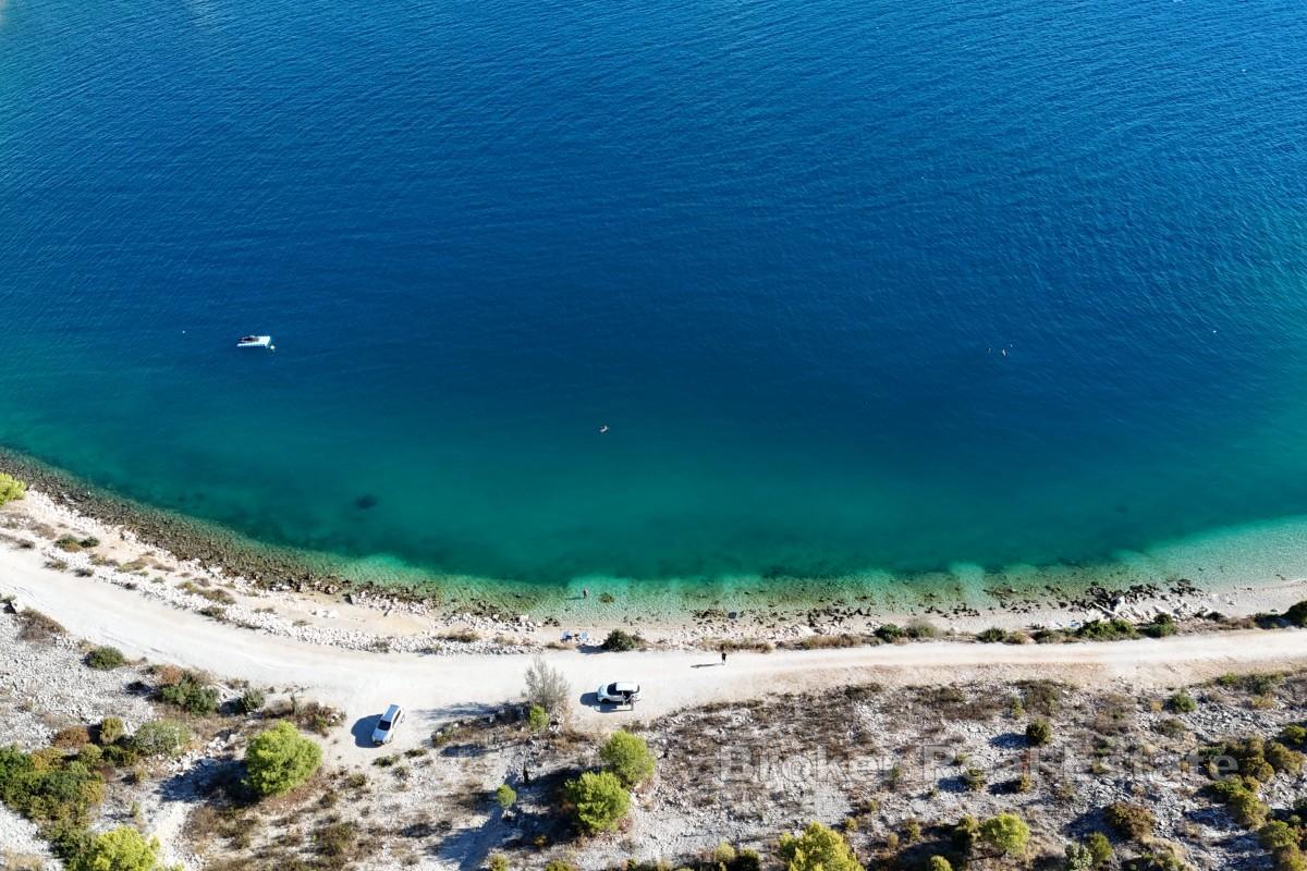 Terreno costiero con vista sul ponte di Pelješac