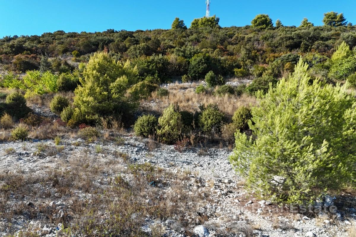 Terreno costiero con vista sul ponte di Pelješac