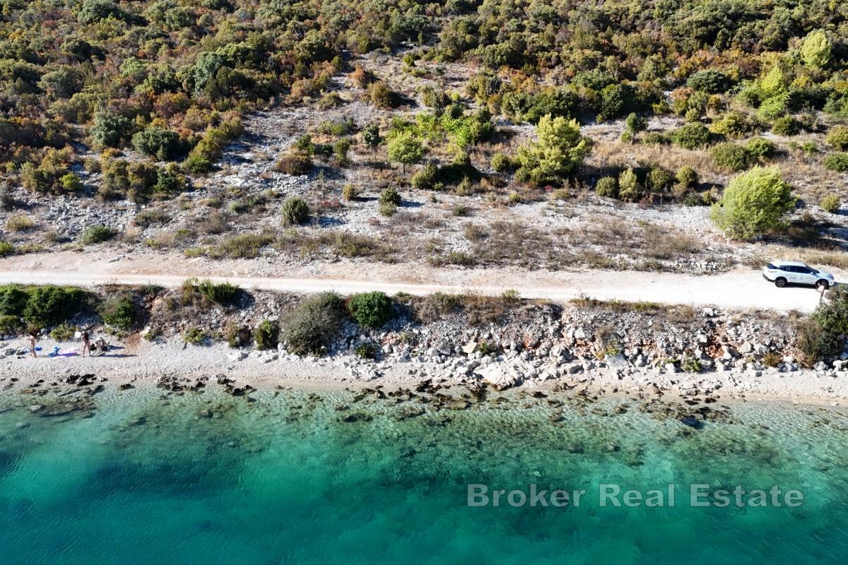 Terreno costiero con vista sul ponte di Pelješac