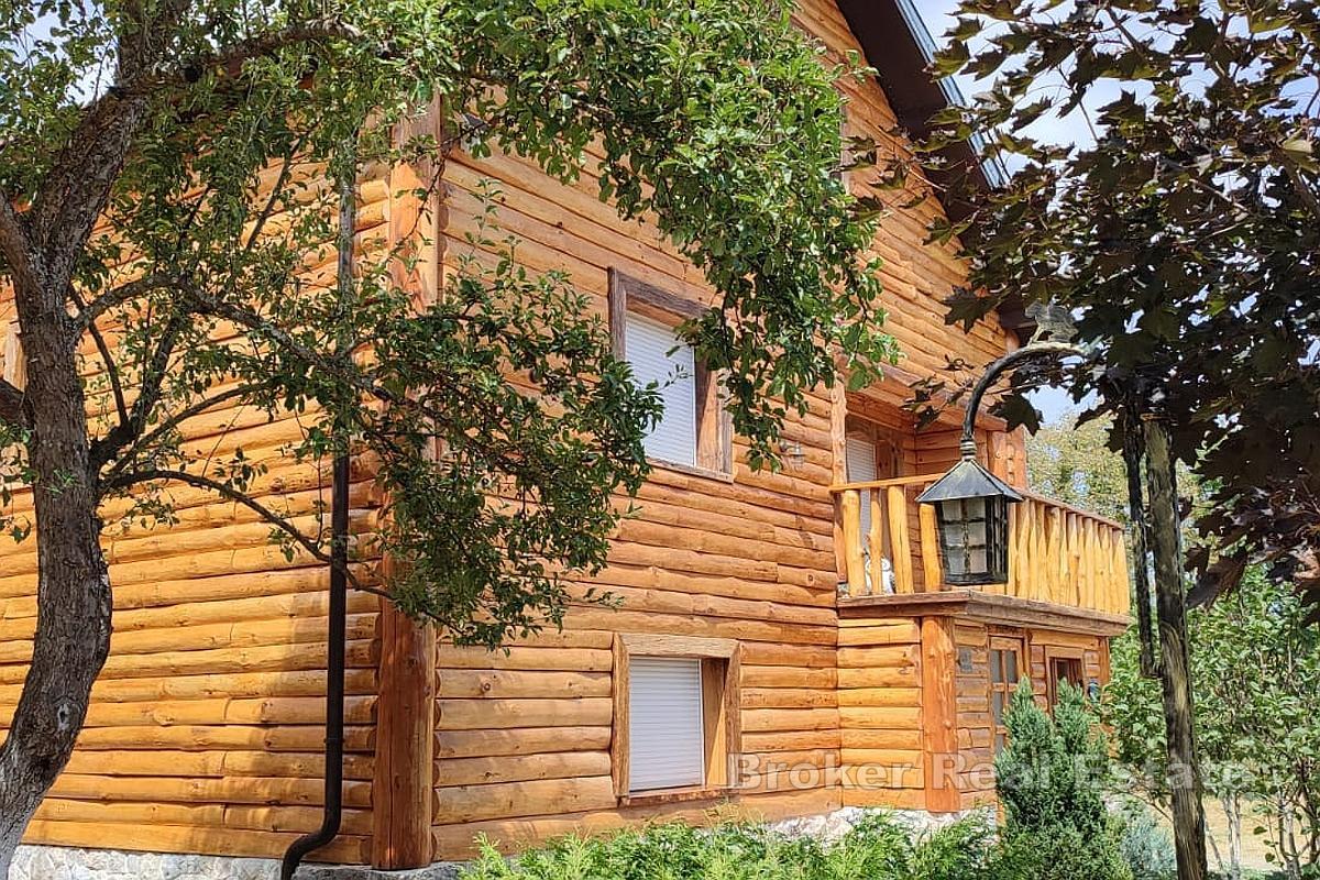 Belle maison avec un grand terrain