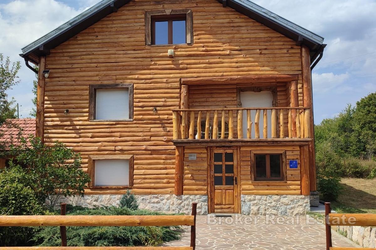 Belle maison avec un grand terrain