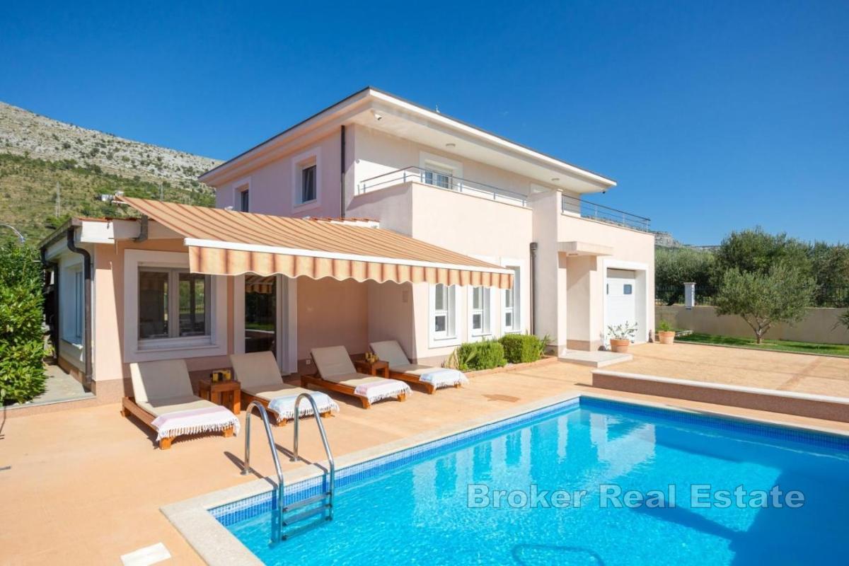 Villa in der Natur mit Swimmingpool