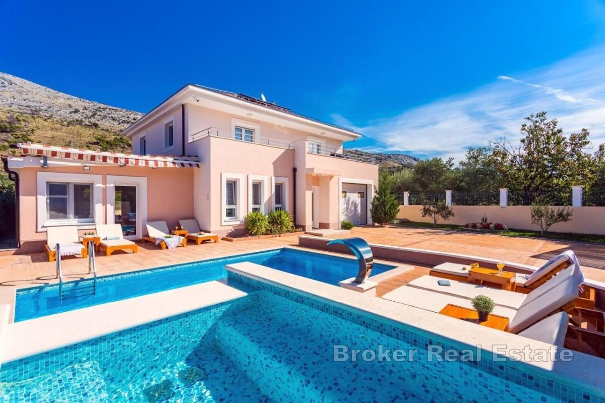 Villa in der Natur mit Swimmingpool