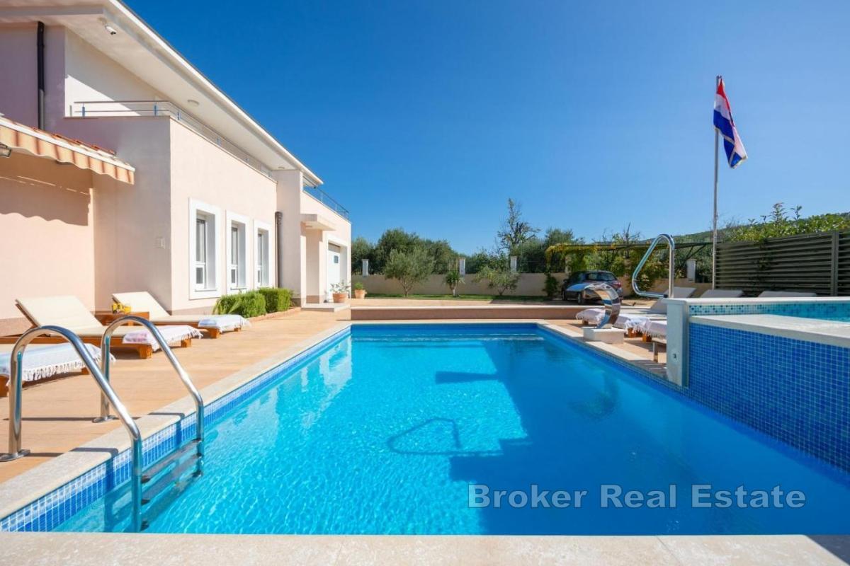 Willa w naturze z basenem