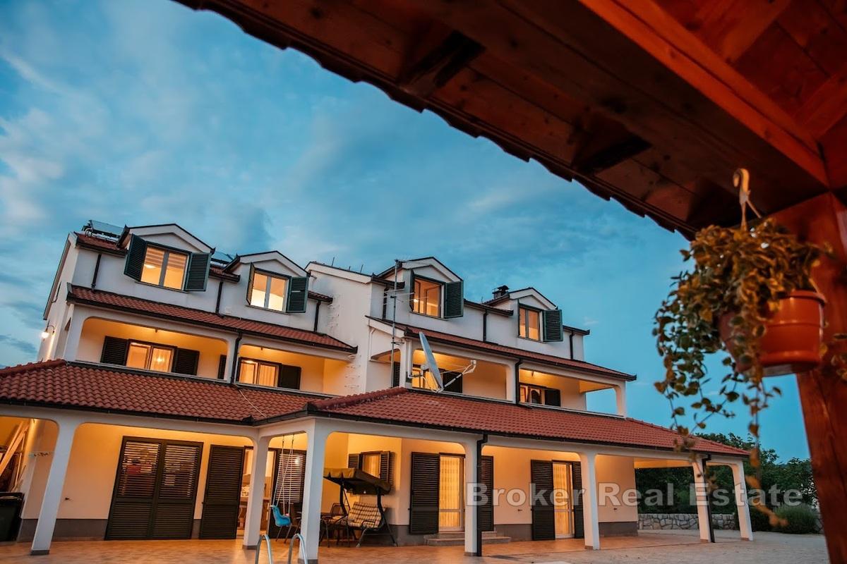 Vila s apartmány a bazénem