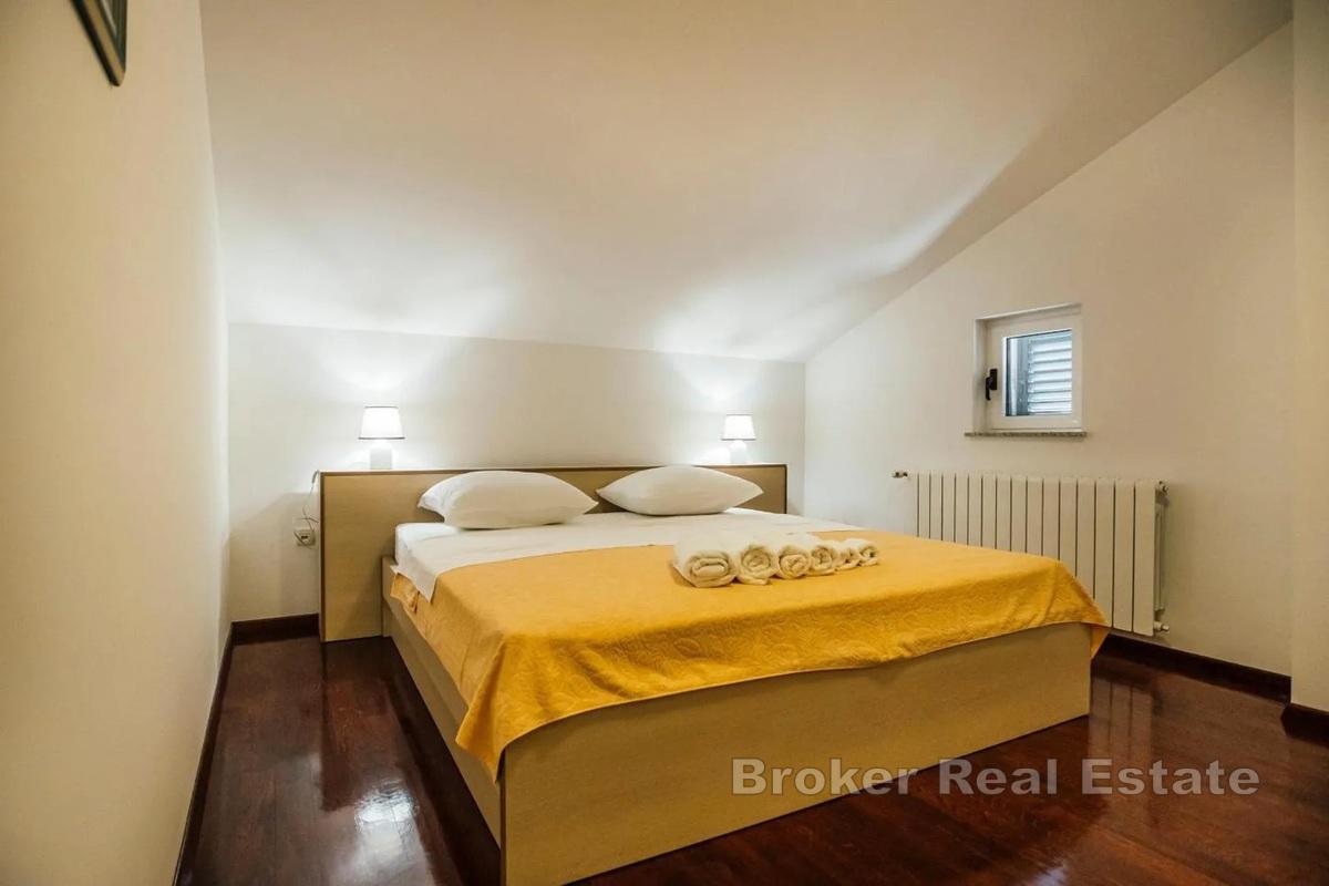 Vila s apartmány a bazénem