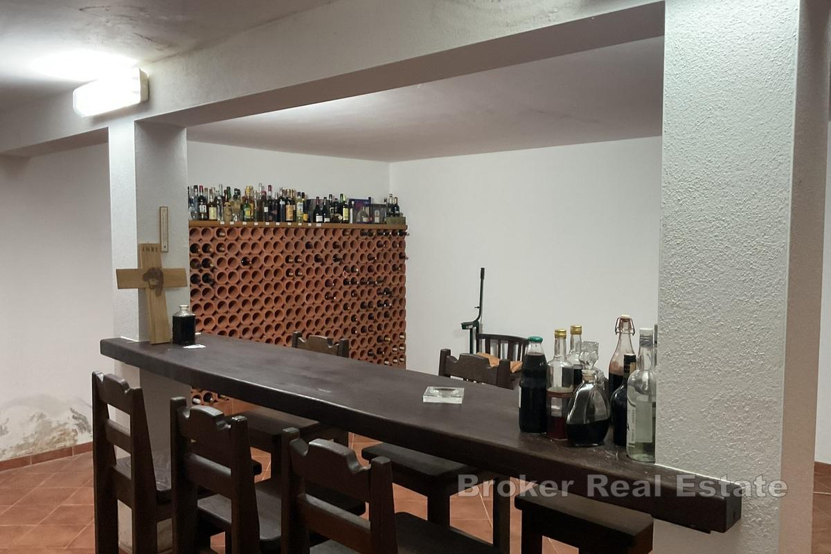 Vila s apartmány a bazénem