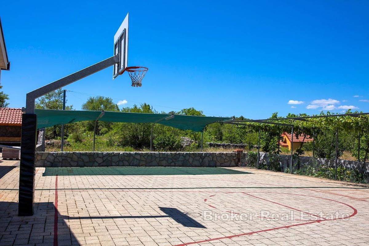 Vila s apartmány a bazénem