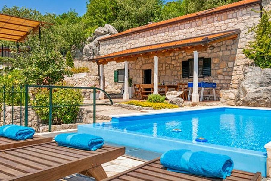 Casa rustica in pietra con piscina