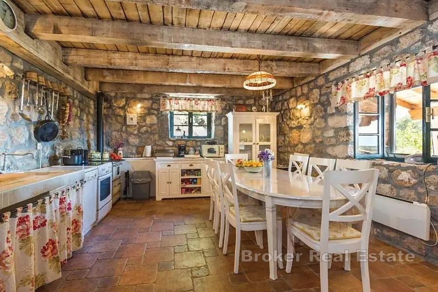 Casa rustica in pietra con piscina