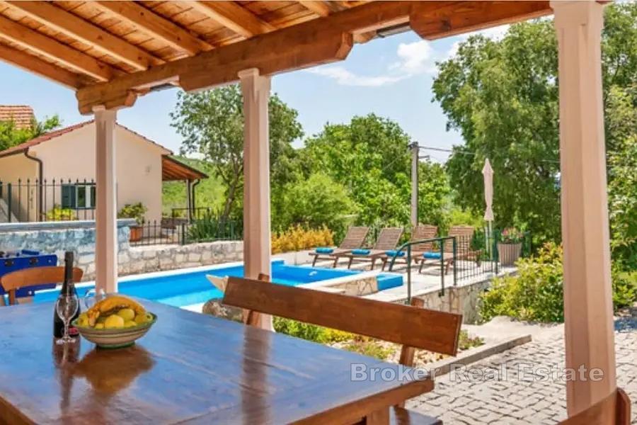 Casa rustica in pietra con piscina