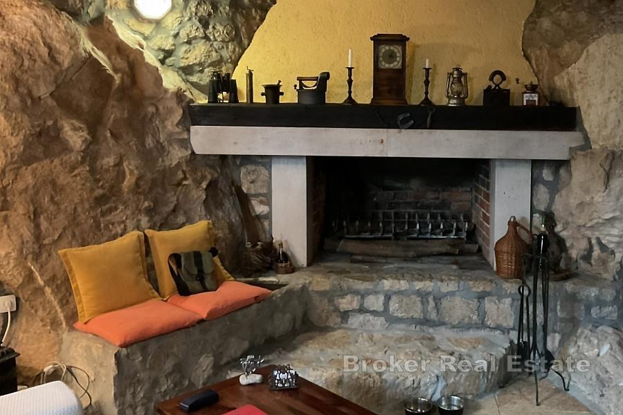 Casa rustica in pietra con piscina