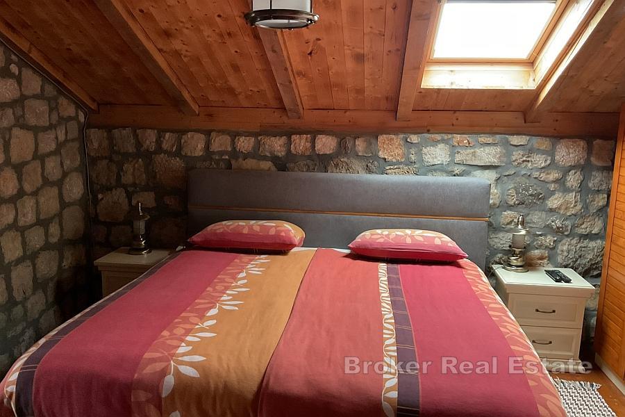 Casa rustica in pietra con piscina