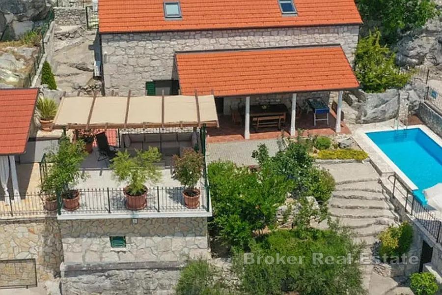 Casa rustica in pietra con piscina