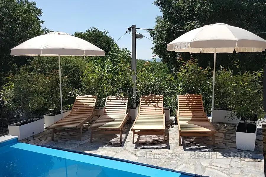 Casa rustica in pietra con piscina