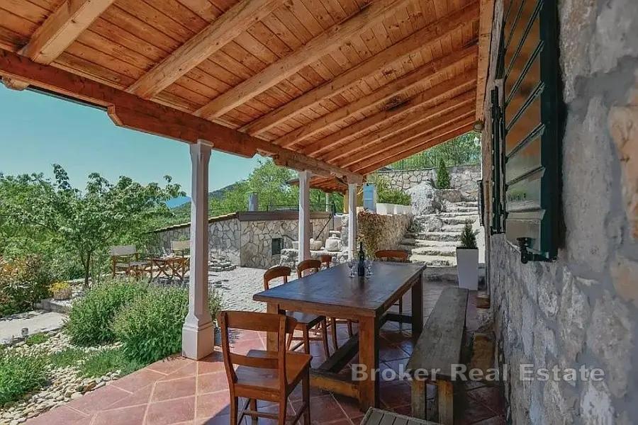 Casa rustica in pietra con piscina