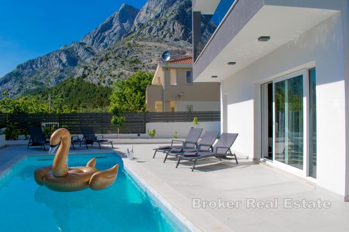 Moderne villa med basseng og havutsikt