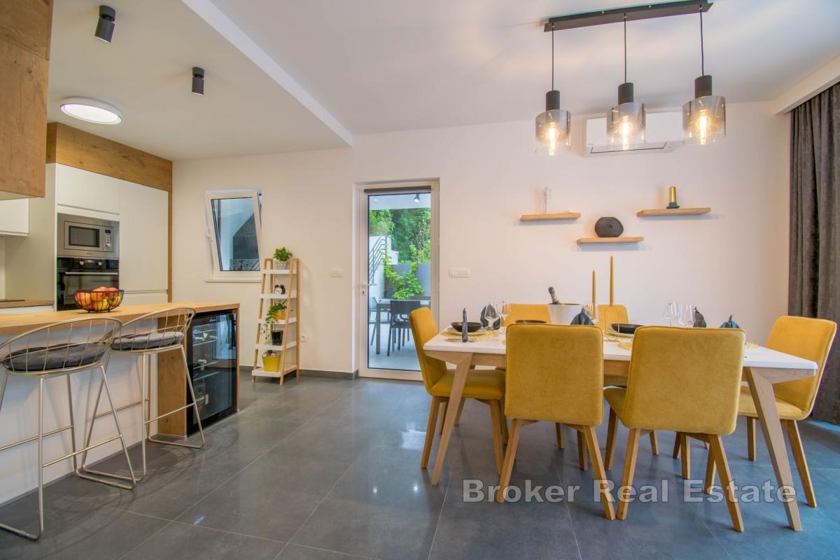 Moderne villa med basseng og havutsikt